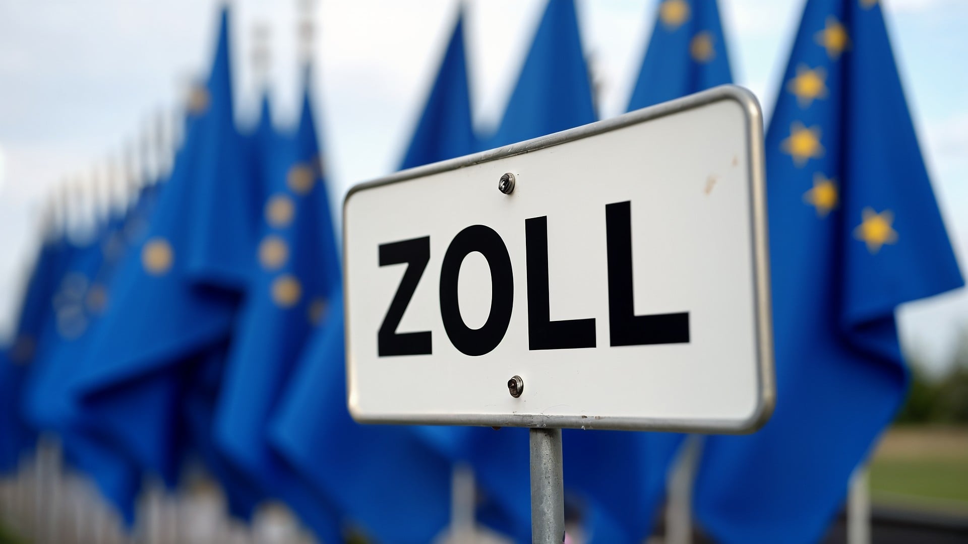 Wirtschaft, Handel, Europäische Union, Zoll, Import, Export, Zollpolitik, Grenzen, Außenhandel, Zollkontrolle, EU-Flaggen, Grenzübergang, Zollunion, Schengen-Raum, Europäische Integration