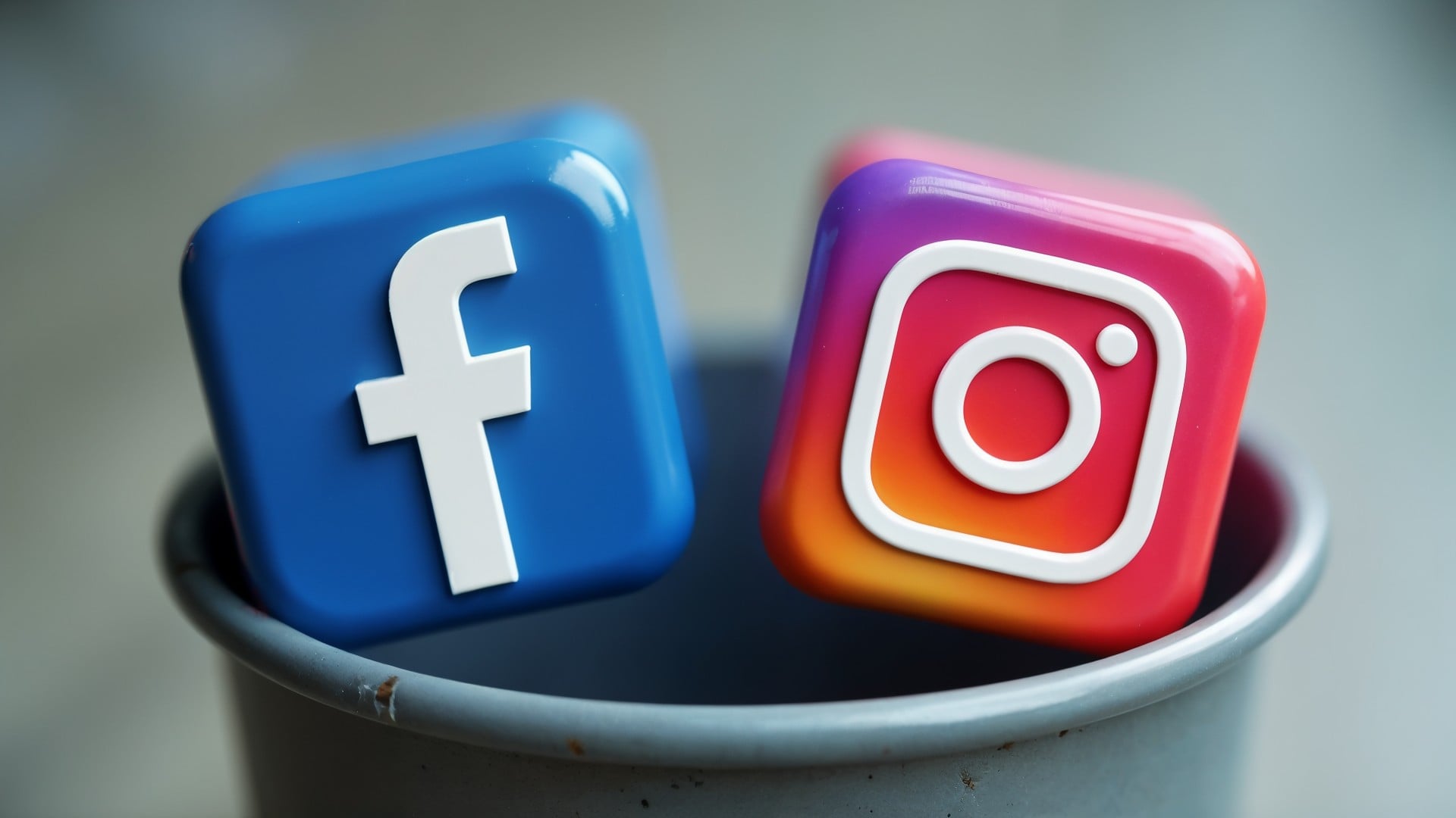 Logo, Facebook, Social Network, soziales Netzwerk, Social Media, Meta, Instagram, Löschen, Müll, Deaktivierung