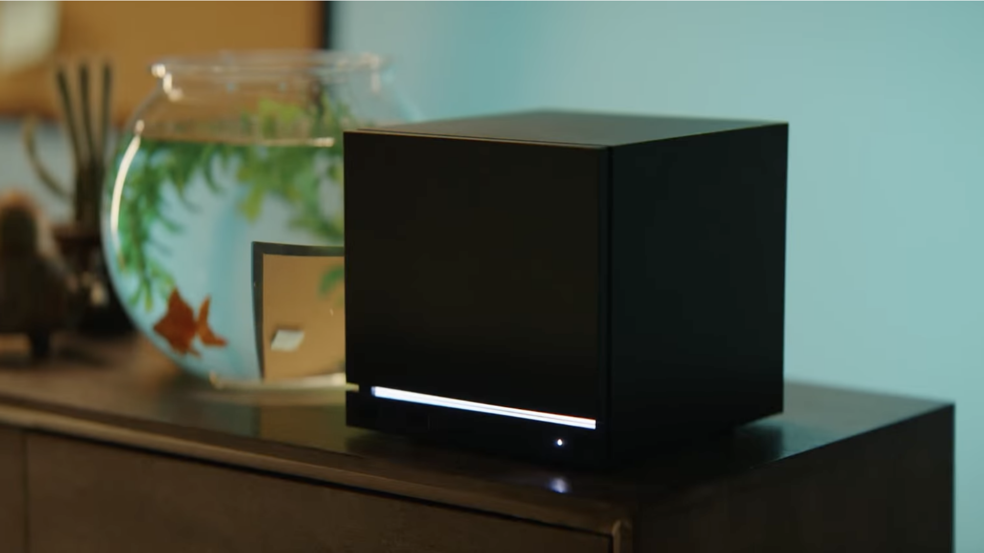 Hardware, Spielekonsole, Valve, PC-Gaming, gaming-pc, Steam OS, Steam Machine, Leistungsstark, LED-Beleuchtung, Minimalistisches Design, Konsolenalternative, Kompakt-PC, Wohnzimmer-Gaming, Schwarzes Gehäuse, Customizable