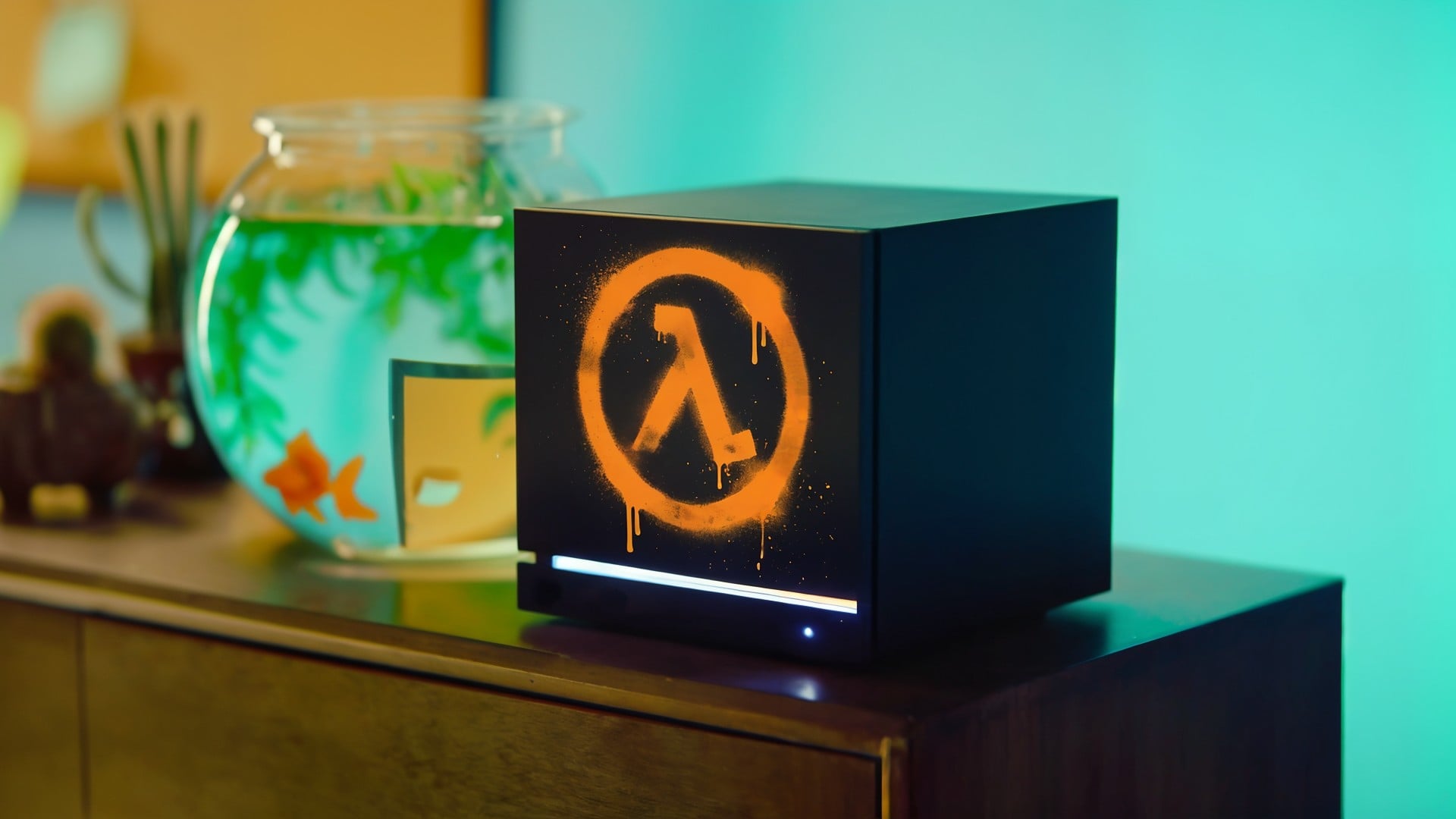 Half-Life, Retro-Gaming, Half-Life 3, Steam Machine, Lambda-Symbol, Steam Machine 2025, Oranges Graffiti, Spielzimmer-Dekoration, Sci-Fi-Design, Valve-Franchise, Half Life 3