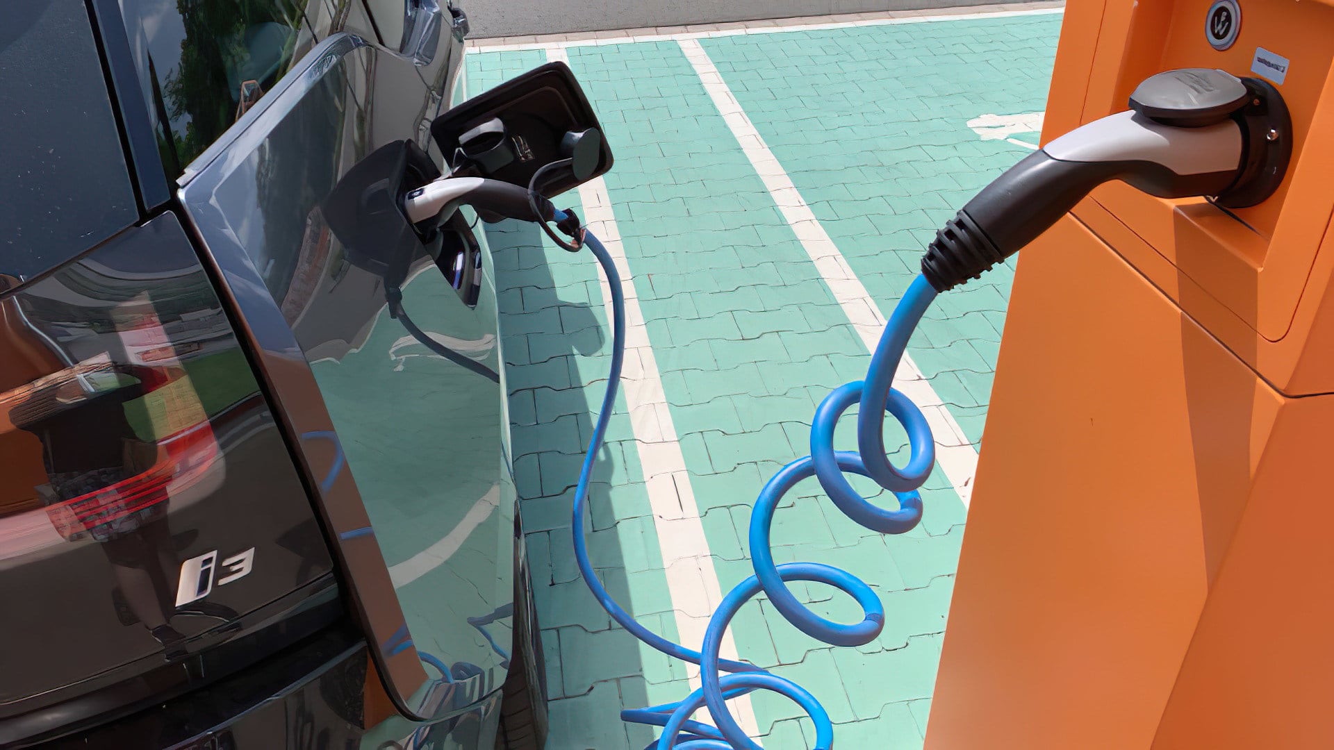 Elektroautos, E-Auto, Laden, Ladestation, Ladesäule
